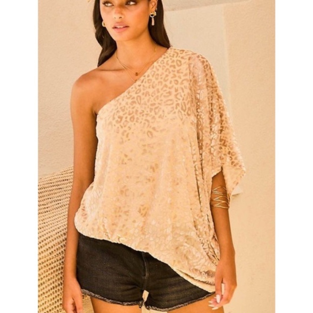 🌟FABULOUS CHIC🌟ONE SHOULDER LEOPARD TOP